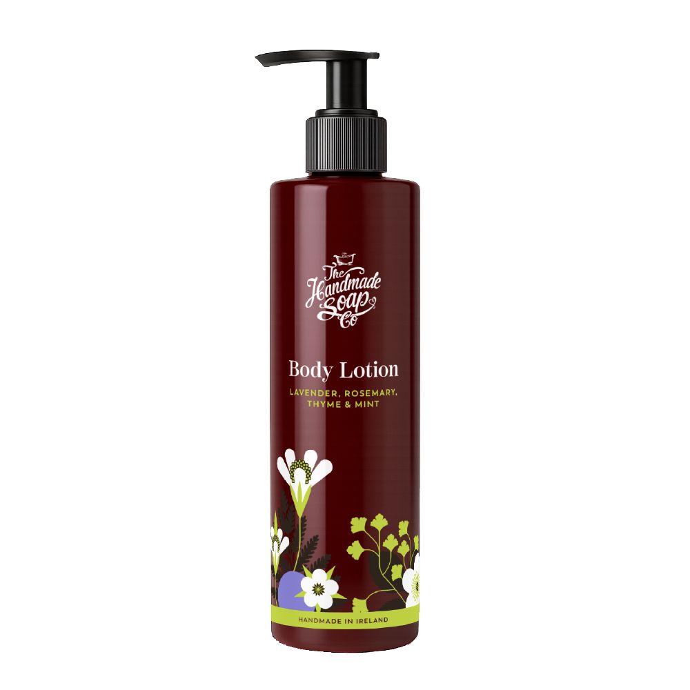 Körperlotion-Flasche mit Pumpe. Aufschrift: Body Lotion, Lavendel, Rosmarin, Thymian & Minze. Florales Muster.