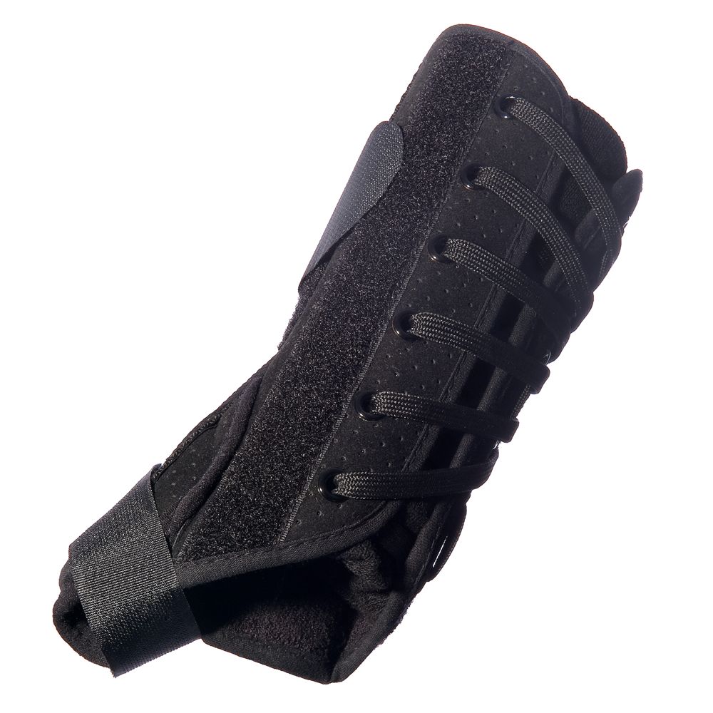 Schwarze Handgelenkorthese mit Schnürung und Daumenfixierung. Klettverschlüsse und Schnürsenkel sichtbar.