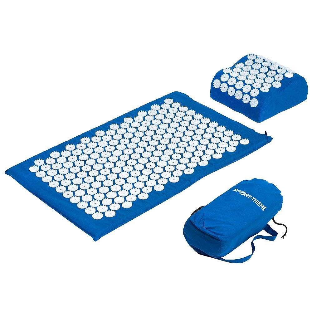 Blaues Akupressur-Set mit Kissen, Matte und Tragetasche mit Sport-Thieme Logo.