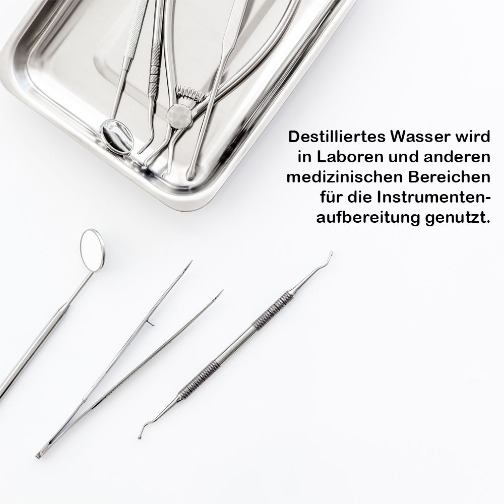 Medizinische Instrumente auf einem Tablett, mit destilliertem Wasser zur Aufbereitung.