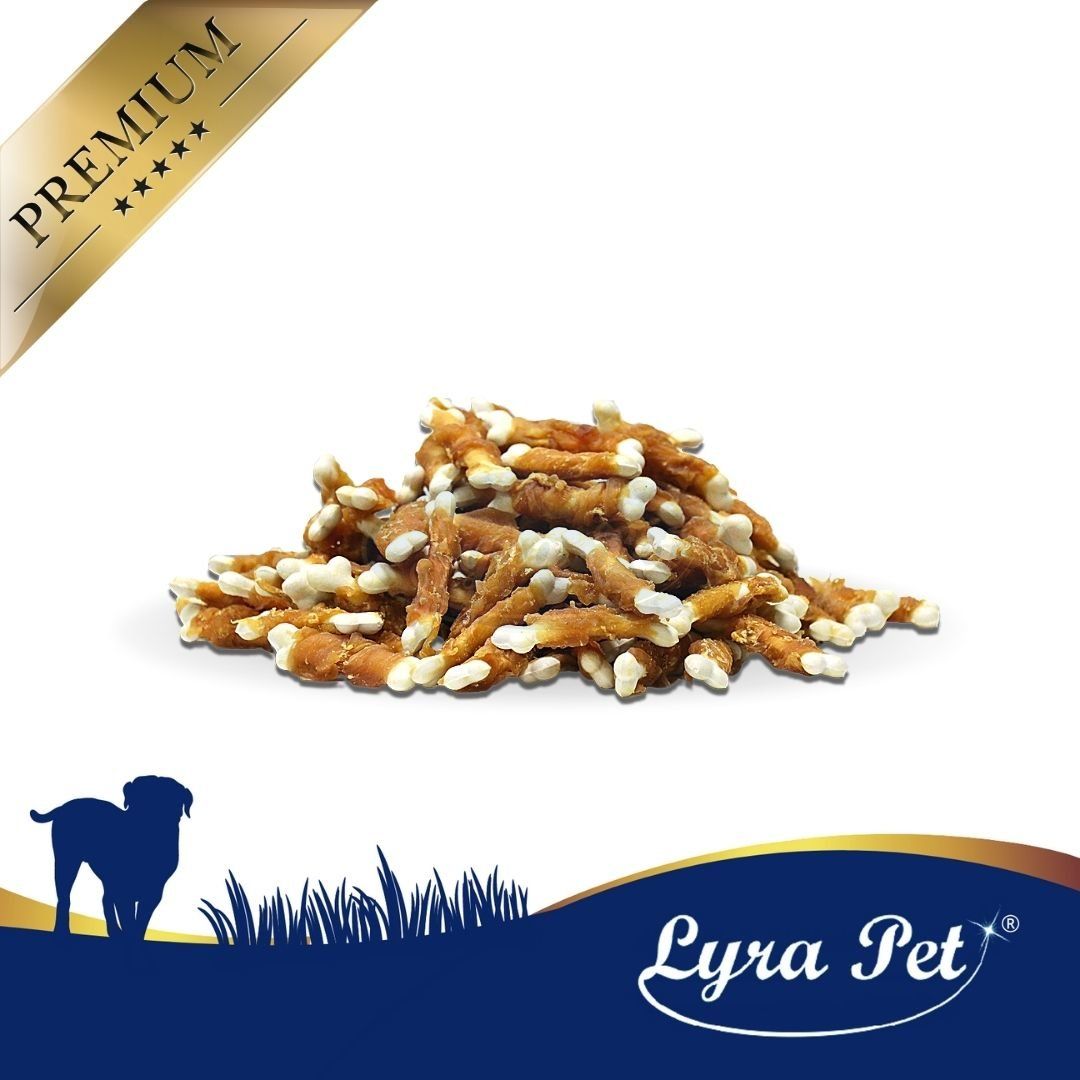 Haufen von Lyra Pet Calciumknochen mit Hühnerbruststreifen. Produkt auf weißem Hintergrund. Logo und Premium-Label.