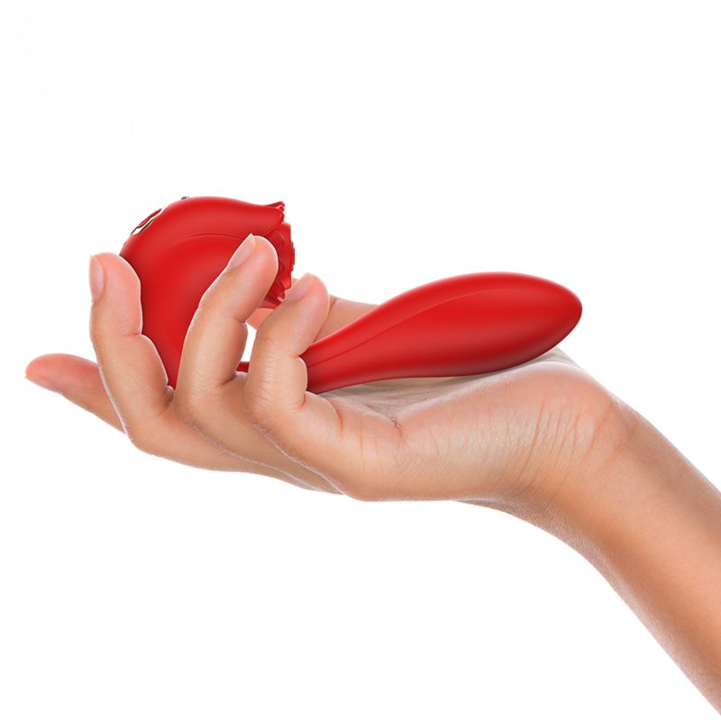 Roter Vibrator in Rosenform, gehalten in einer Hand. Glatte Oberfläche, ergonomisches Design.