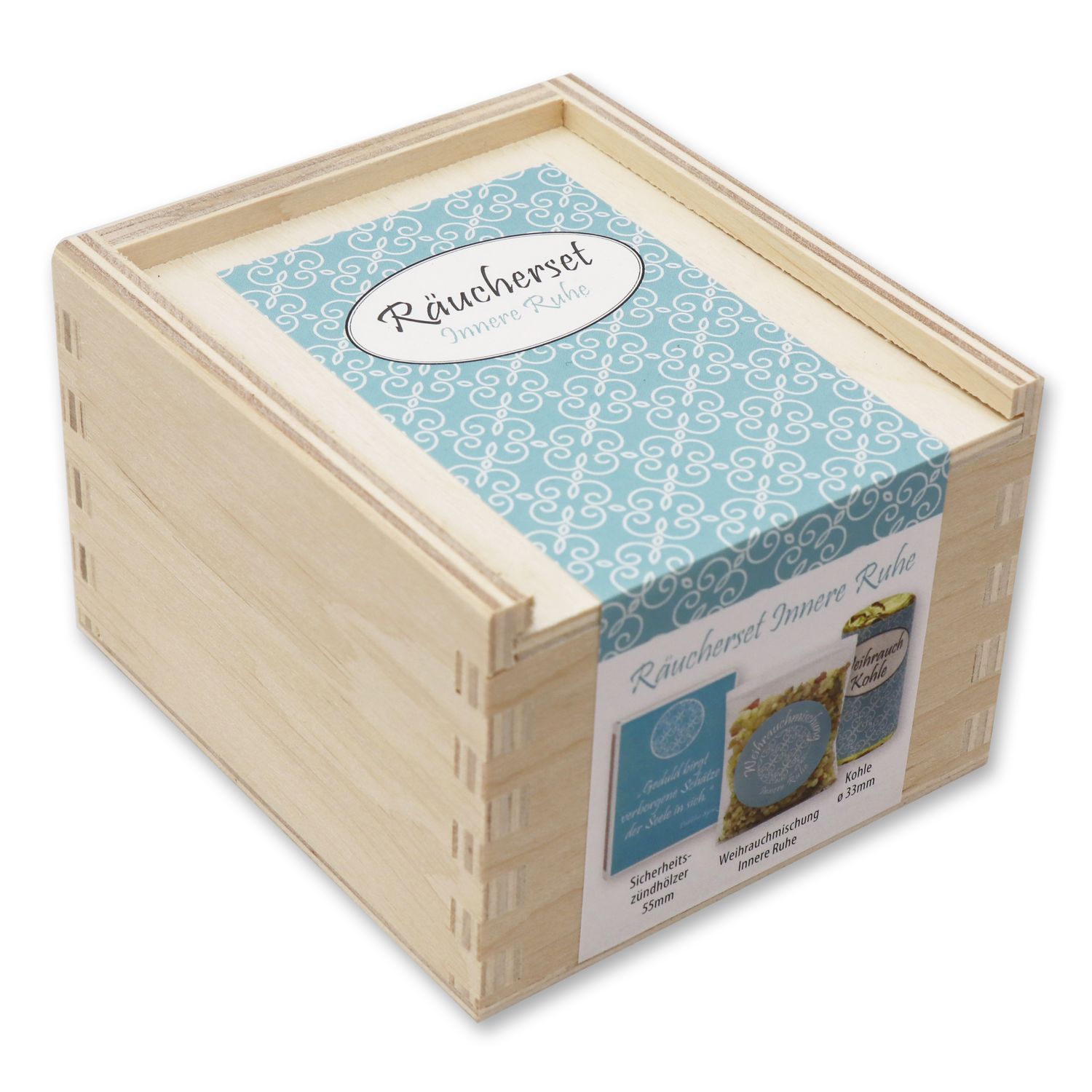 Holzkiste mit Deckel. Aufschrift Räucherset Innere Ruhe. Aufkleber mit Produktabbildungen und Text. Hellbraunes Holz, blaue Muster.