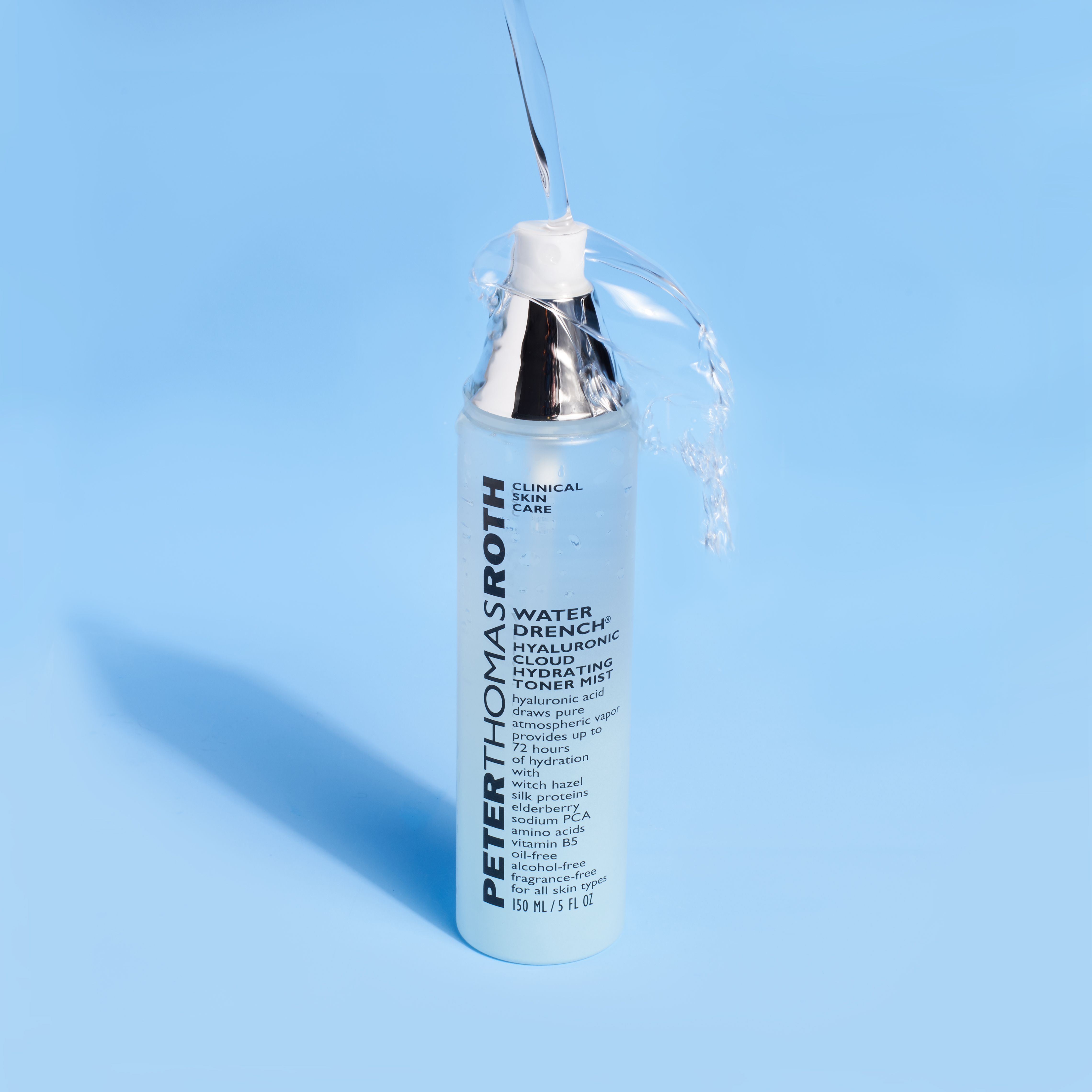 Peter Thomas Roth Water Drench Hydrating Toner Mist. Wasserstrahl trifft auf den Sprühkopf. Blauer Hintergrund.