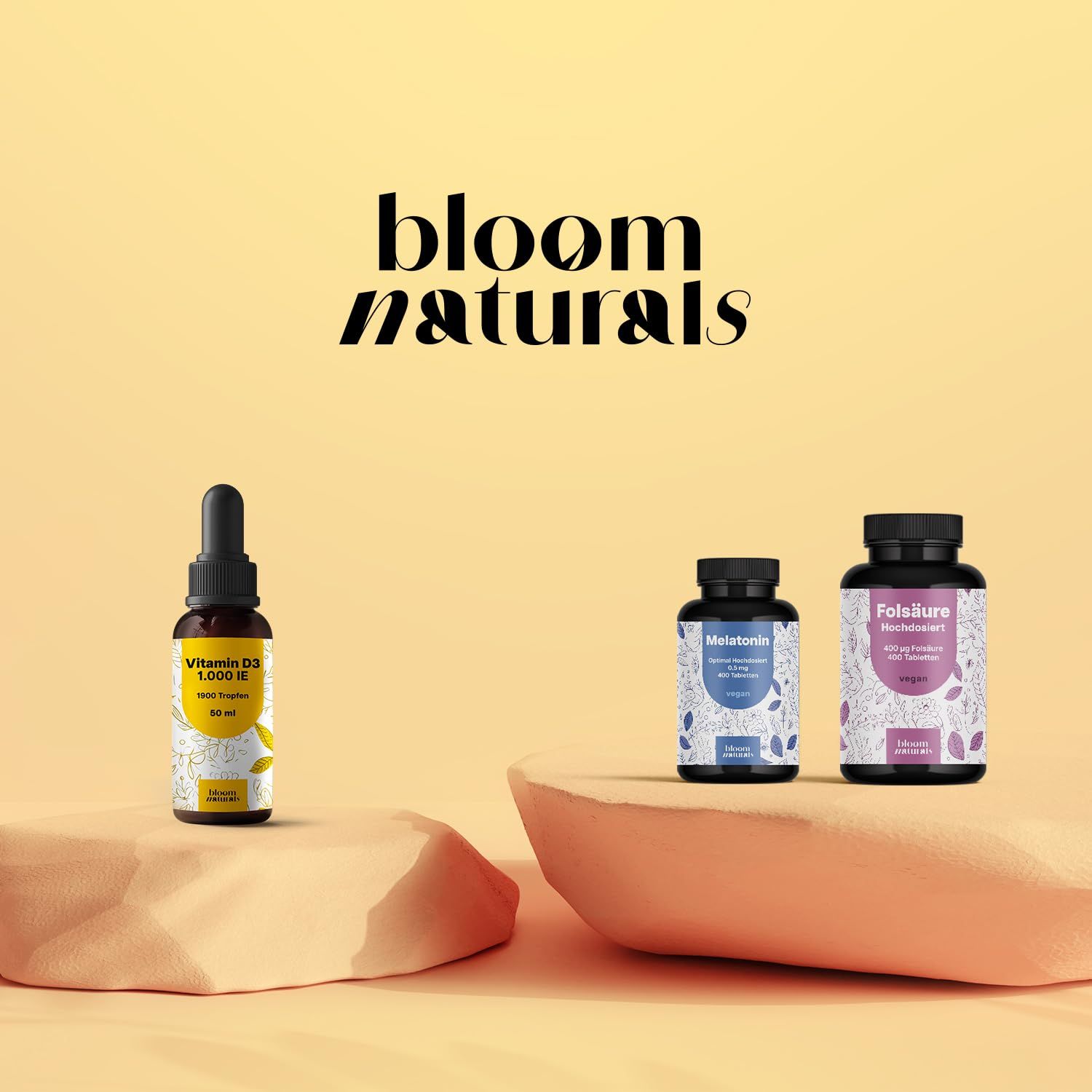 Drei Flaschen auf Podesten. Links: Vitamin D3 Tropfen. Rechts: Folsäure und Melatonin.