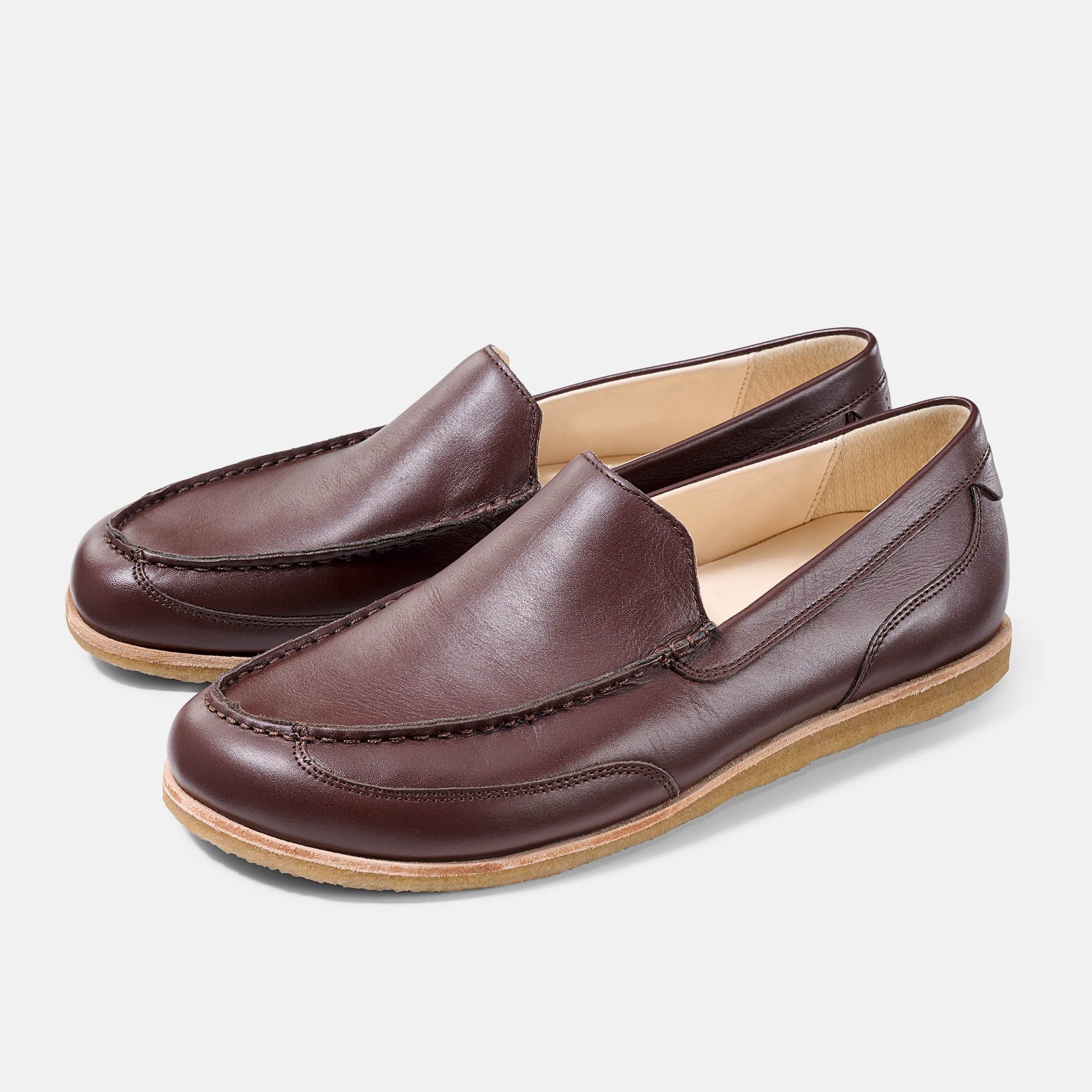 Brauner Leder-Slipper. Breite Passform. Helle Sohle. Nahtdetails. Klassisches Design.