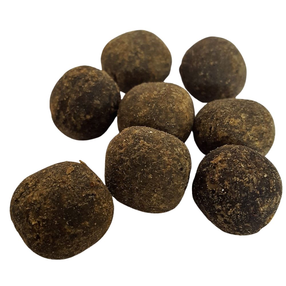 Acht runde, dunkelbraune Hundesnacks. Die Snacks sind unregelmäßig geformt und haben eine körnige Oberfläche. Sie liegen auf weißem Hintergrund.