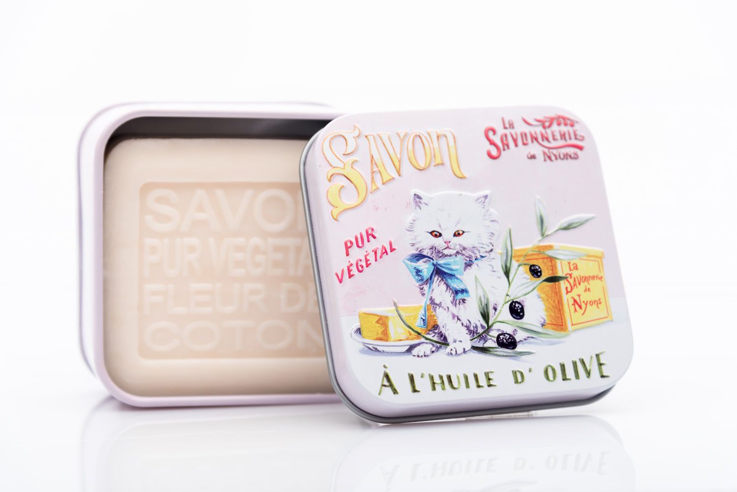 Geöffnete Metallbox mit Seife und Perserkätzchen-Motiv. Seife mit Schriftzug "Savon Pur Végétal".