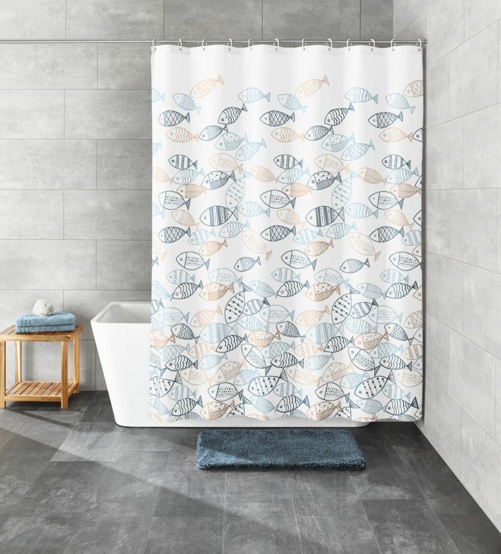 Duschvorhang SARDINAS mit Fischmuster, vor Badewanne. Textil, 180x200 cm.