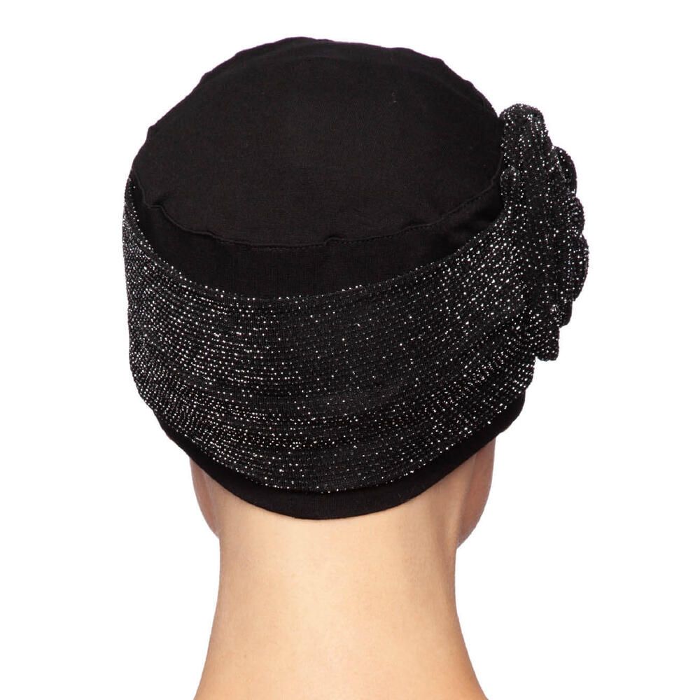 Schwarzer Turban mit glitzerndem Stoffteil. Rückansicht auf einer Frau.