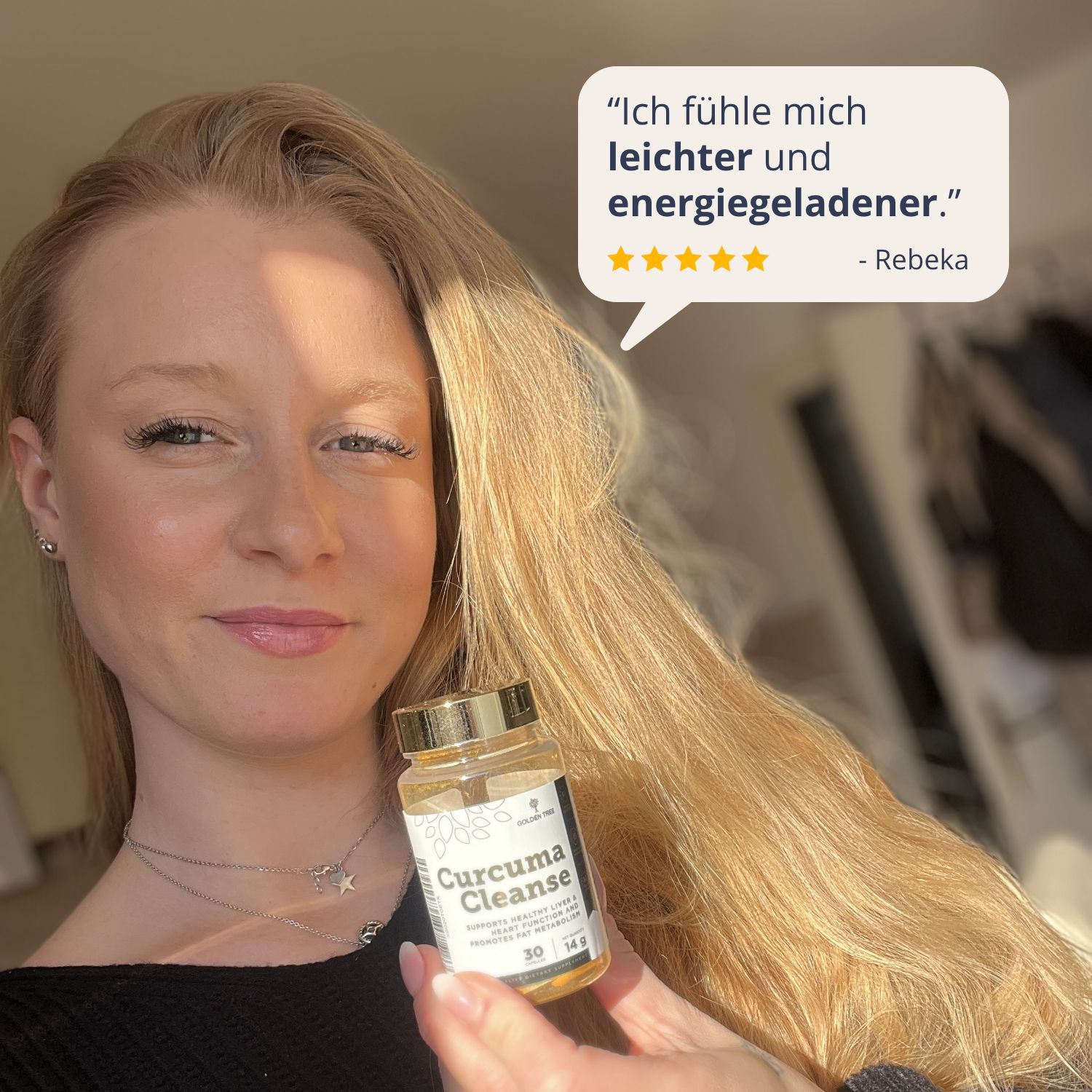 Frau hält eine Flasche Curcuma Cleanse und gibt eine positive Bewertung ab.