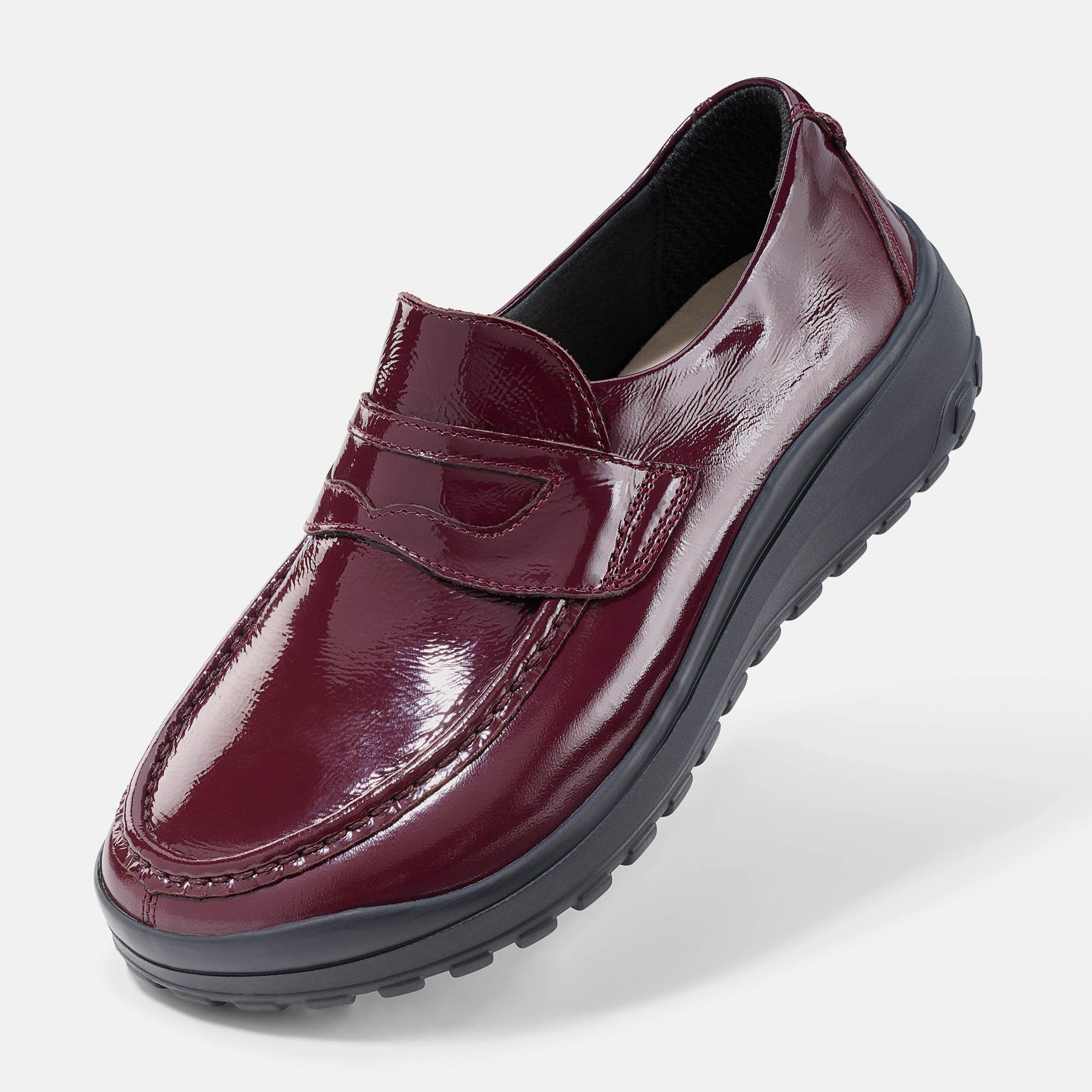Bordeauxfarbener Damen-Slipper mit breiter Passform. Glänzendes Obermaterial, schwarze Sohle.