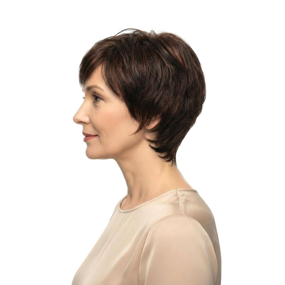 Frau mit brauner Perücke. Kurzer, gestufter Schnitt. Profilansicht.