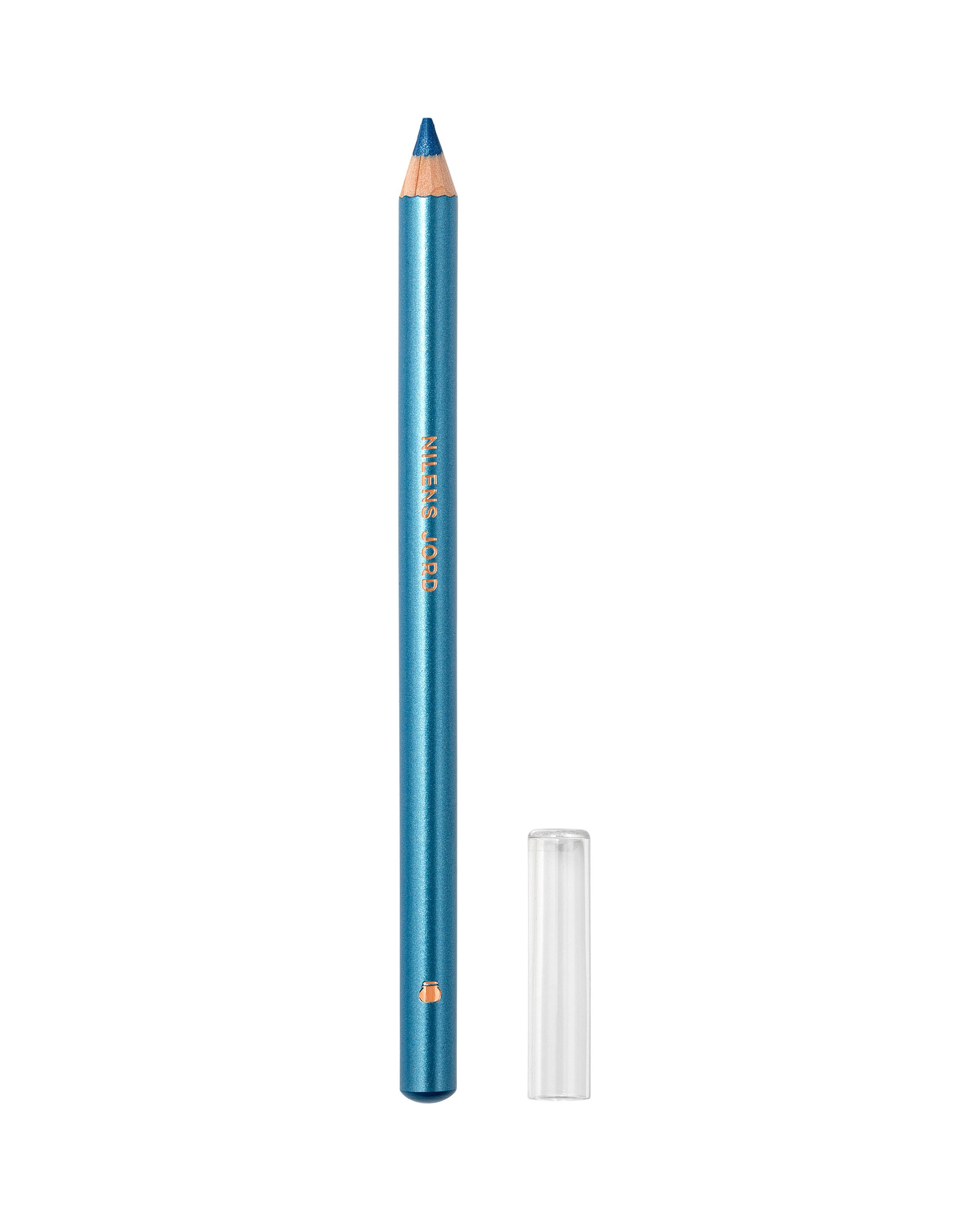 Ein blauer Kajalstift mit spitzer Mine und durchsichtigem Schutzkappe daneben. Der Stift hat eine metallische Oberfläche.