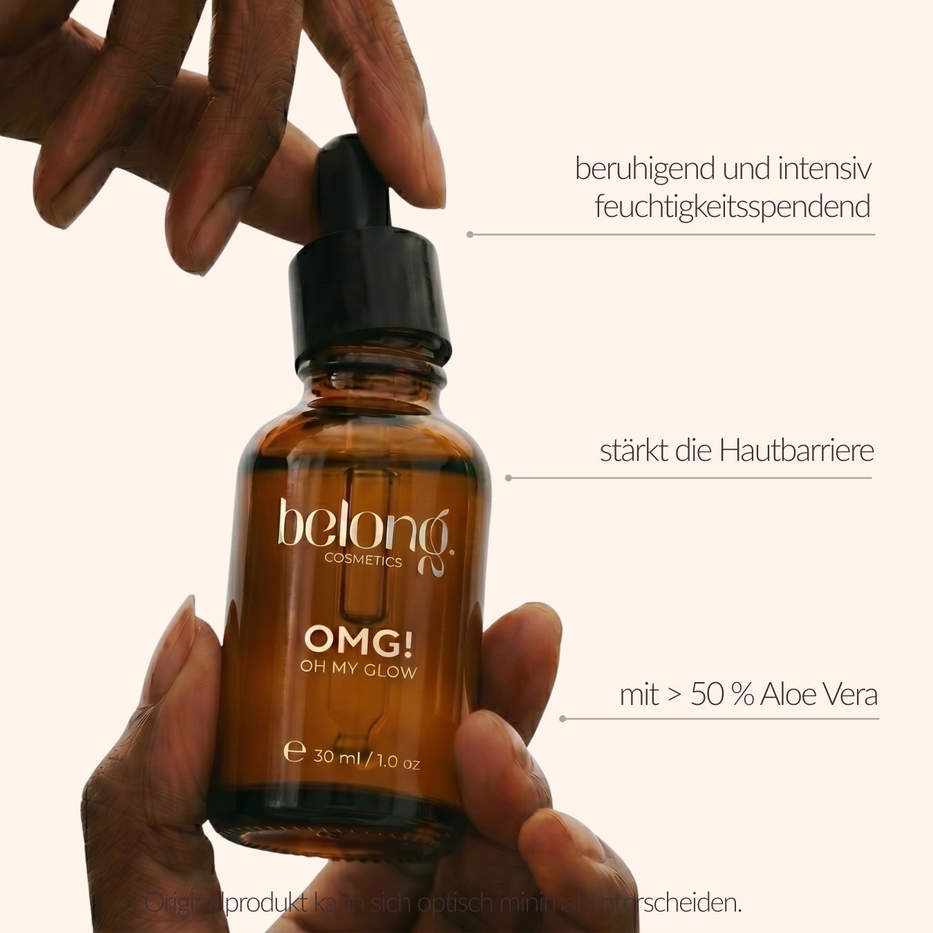 Hände halten eine Flasche Belong. Cosmetics OMG! Hyaluronserum mit Pipette, mit Text-Overlays.