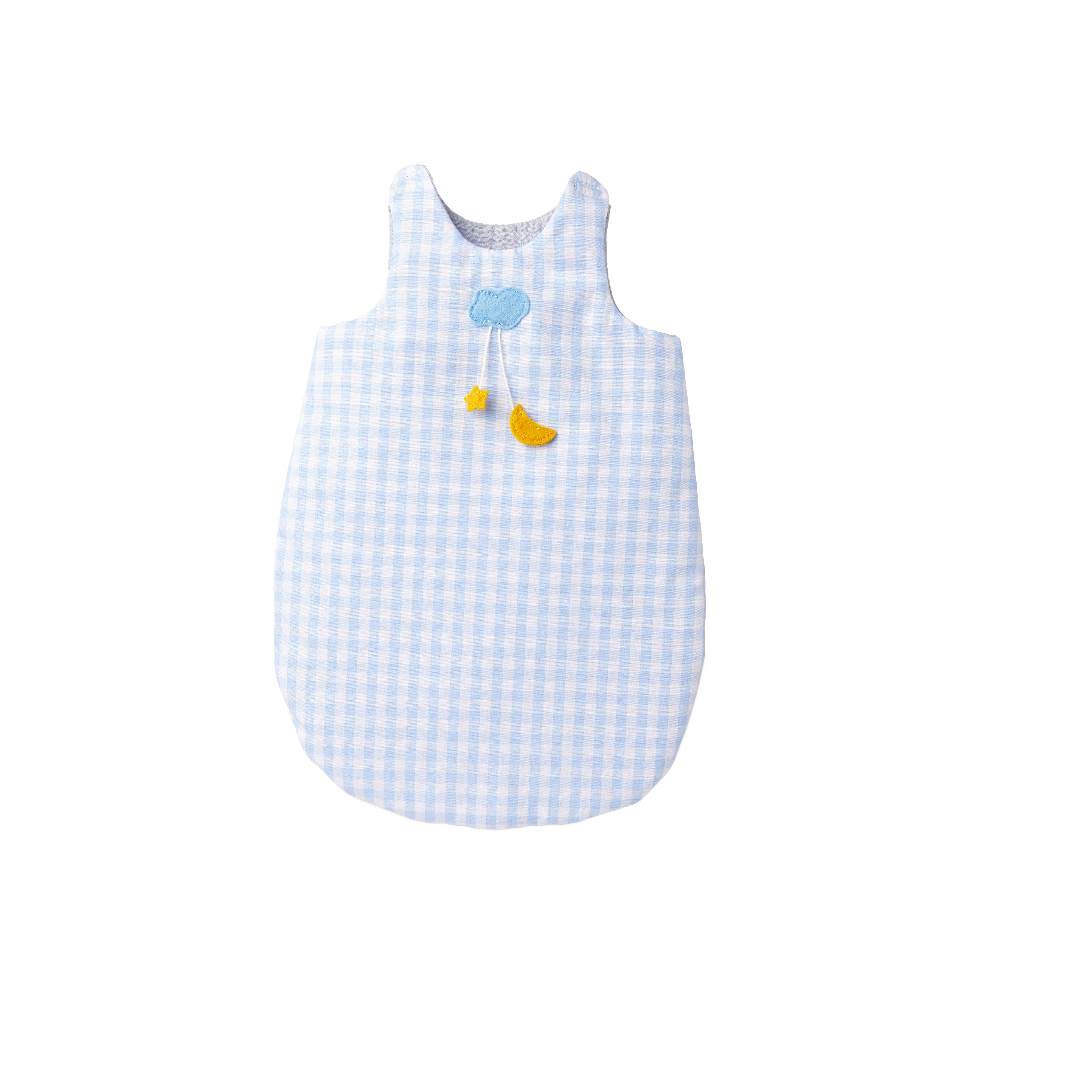 Blau-weiß karierter Schlafsack mit Applikationen: Wolke, Mond und Stern. Ärmellos, mit rundem Saum. Auf weißem Hintergrund.