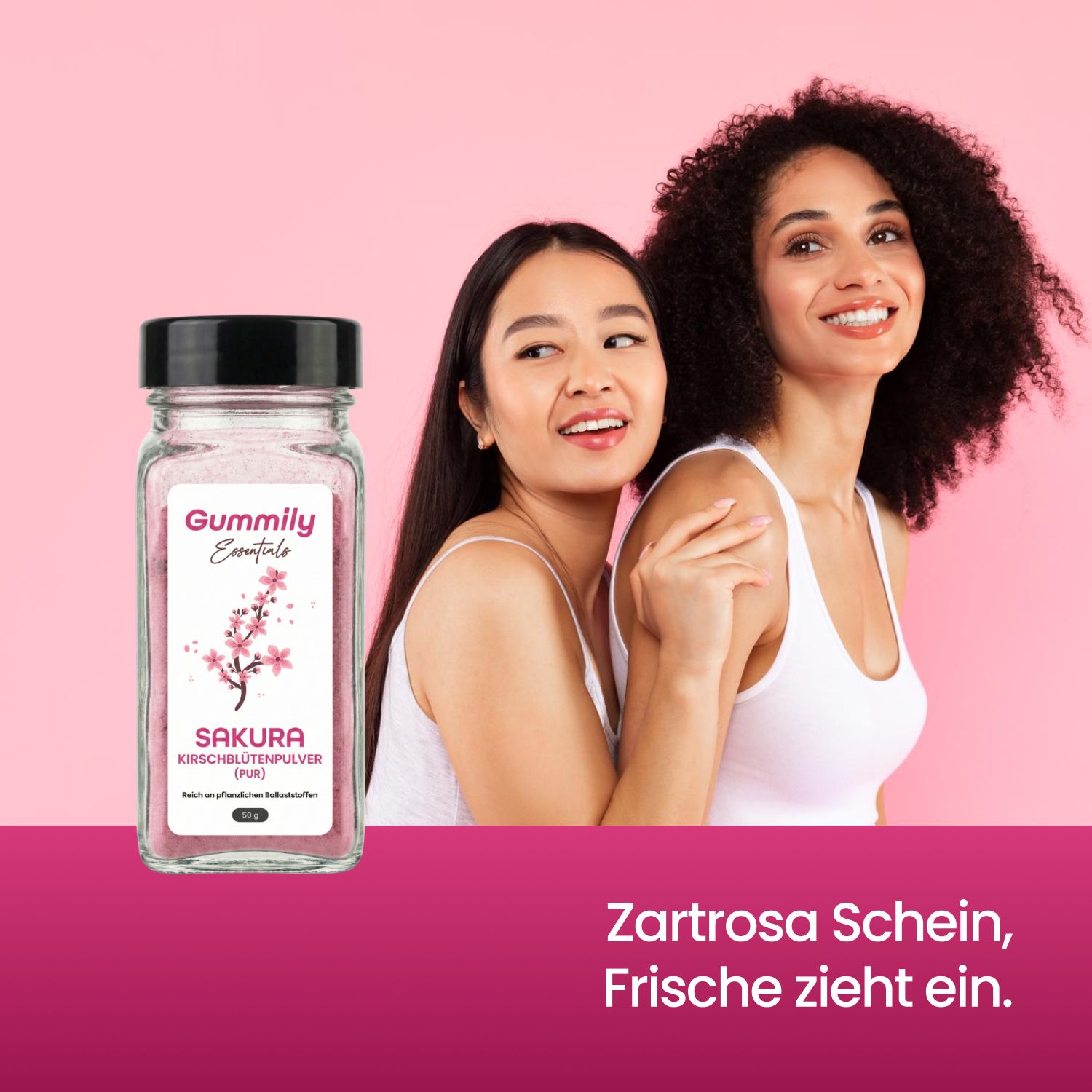 Zwei Frauen lächeln. Neben ihnen steht ein Glas mit rosa Pulver und Etikett. Text: Gummily Essentials, Sakura Kirschblütenpulver (Pur).