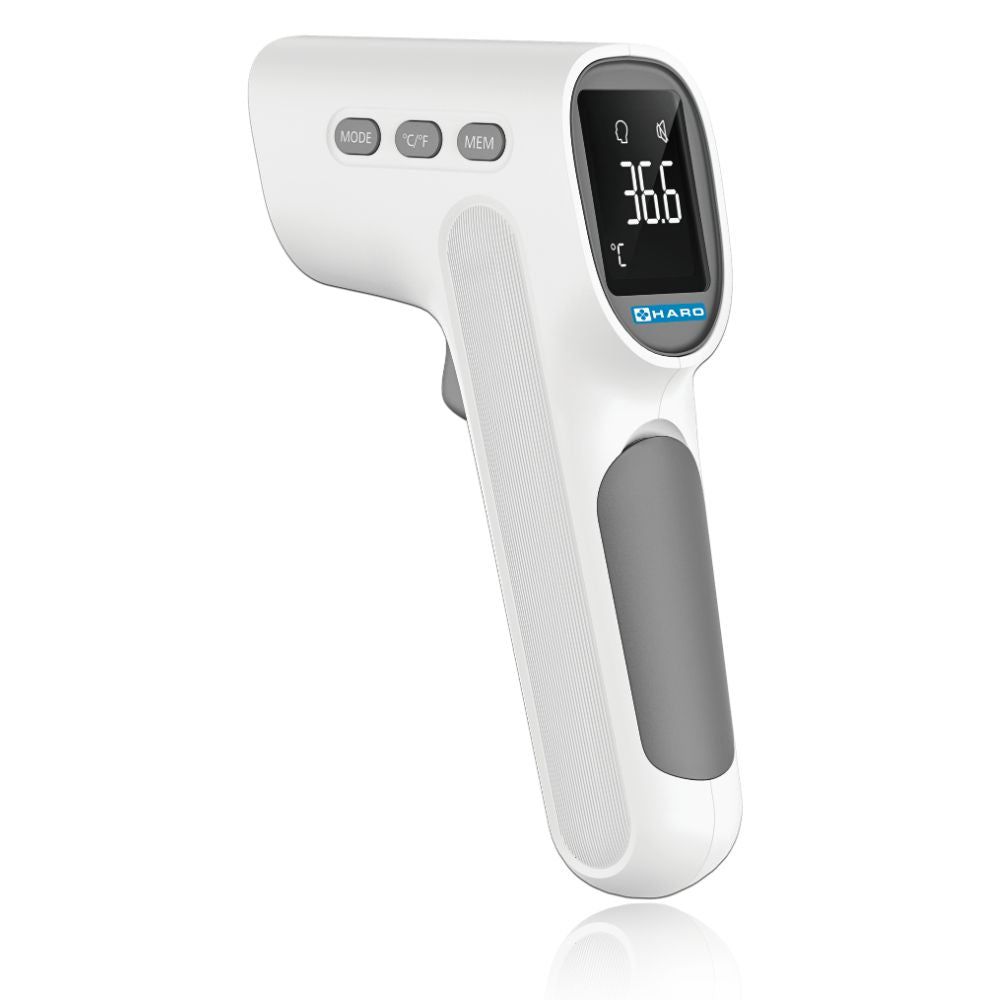 Weißes Infrarot-Thermometer mit Display. Zeigt 36.6°C an. Drei Knöpfe, grauer Griff. Marke HARO sichtbar. Schwarzer Bildschirm.