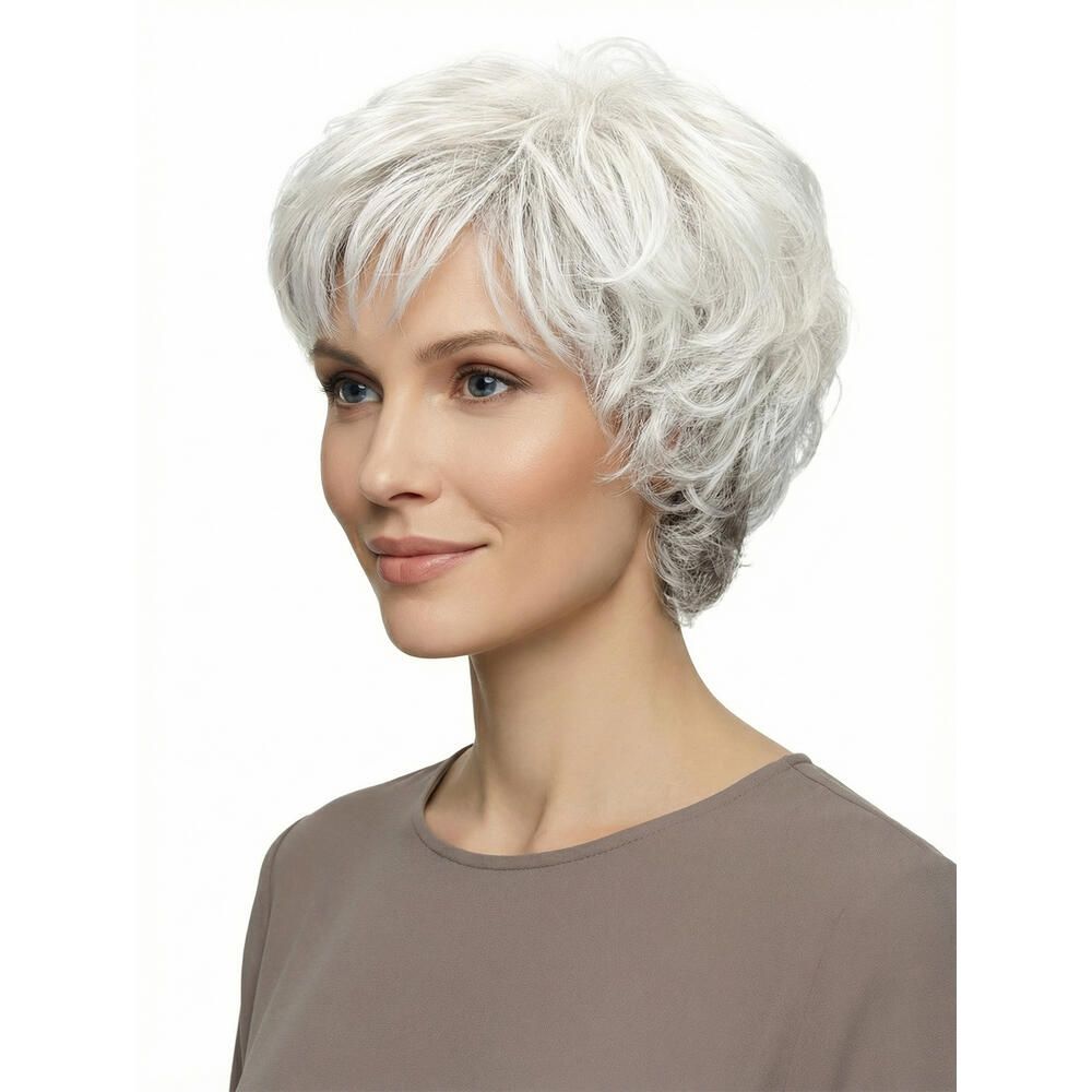 Kurzhaarperücke mit welligem, grauem Haar. Die Frau trägt ein braunes Oberteil. Seitenansicht.