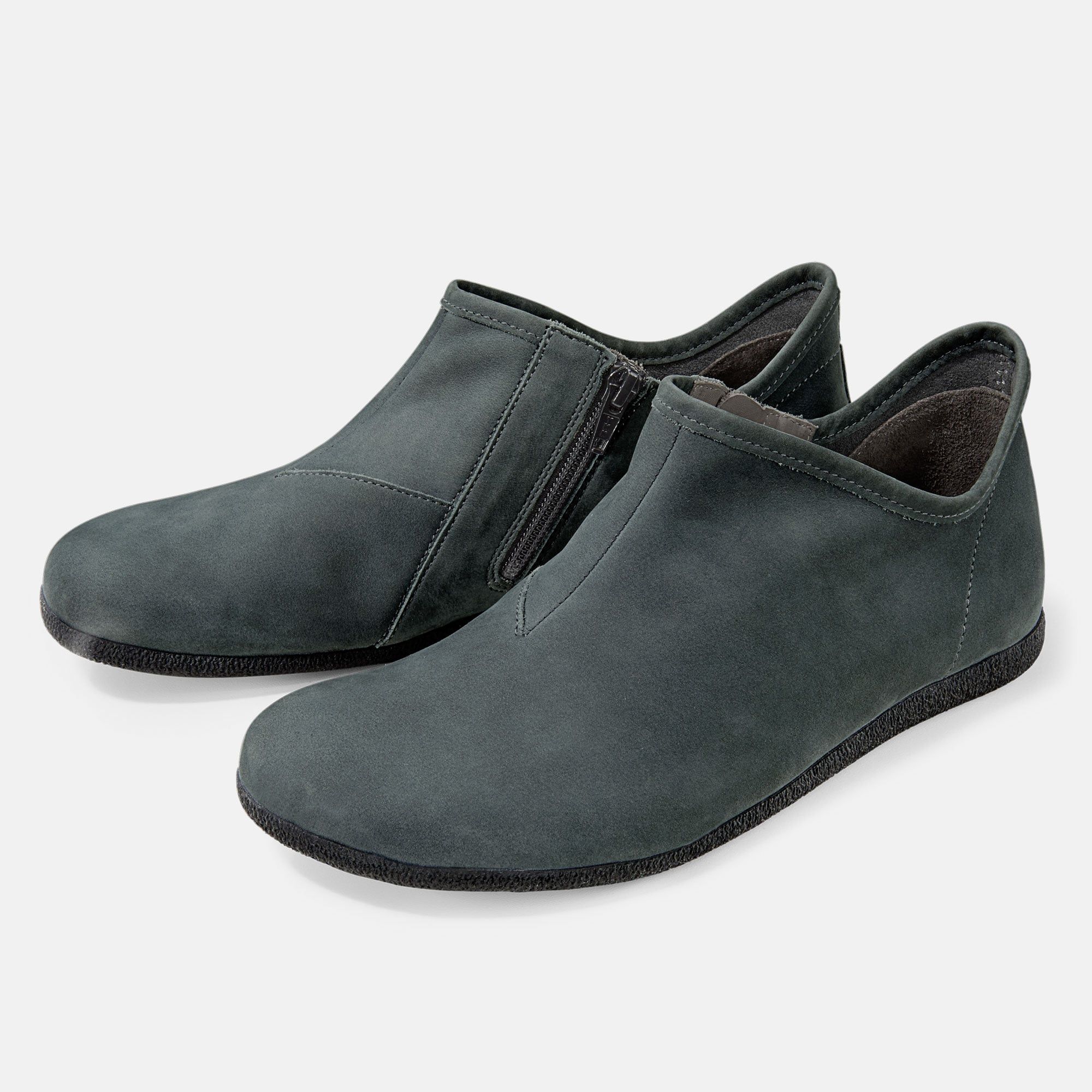 Zwei graue Damen-Slipper mit Reißverschluss. Flache Sohle, seitlicher Reißverschluss. Aus Leder.