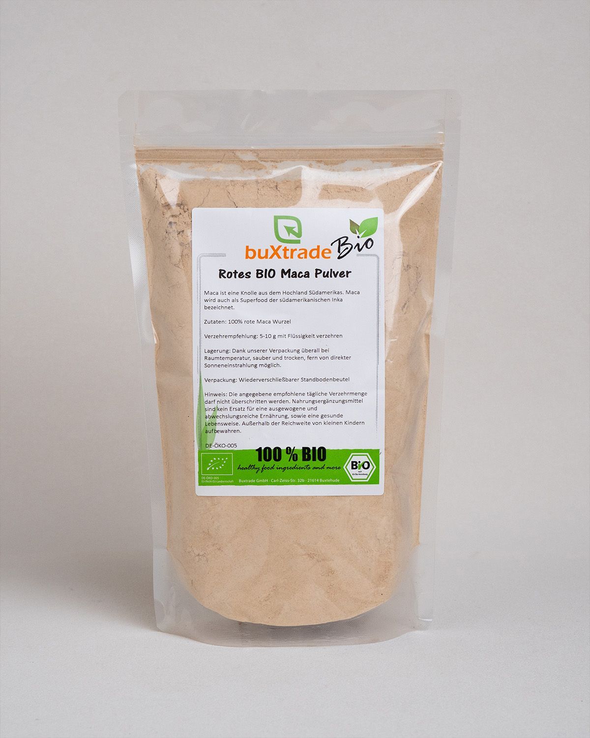 Transparente Tüte mit rotem Bio Maca Pulver. Aufdruck mit Produktinformationen und Bio-Siegel.