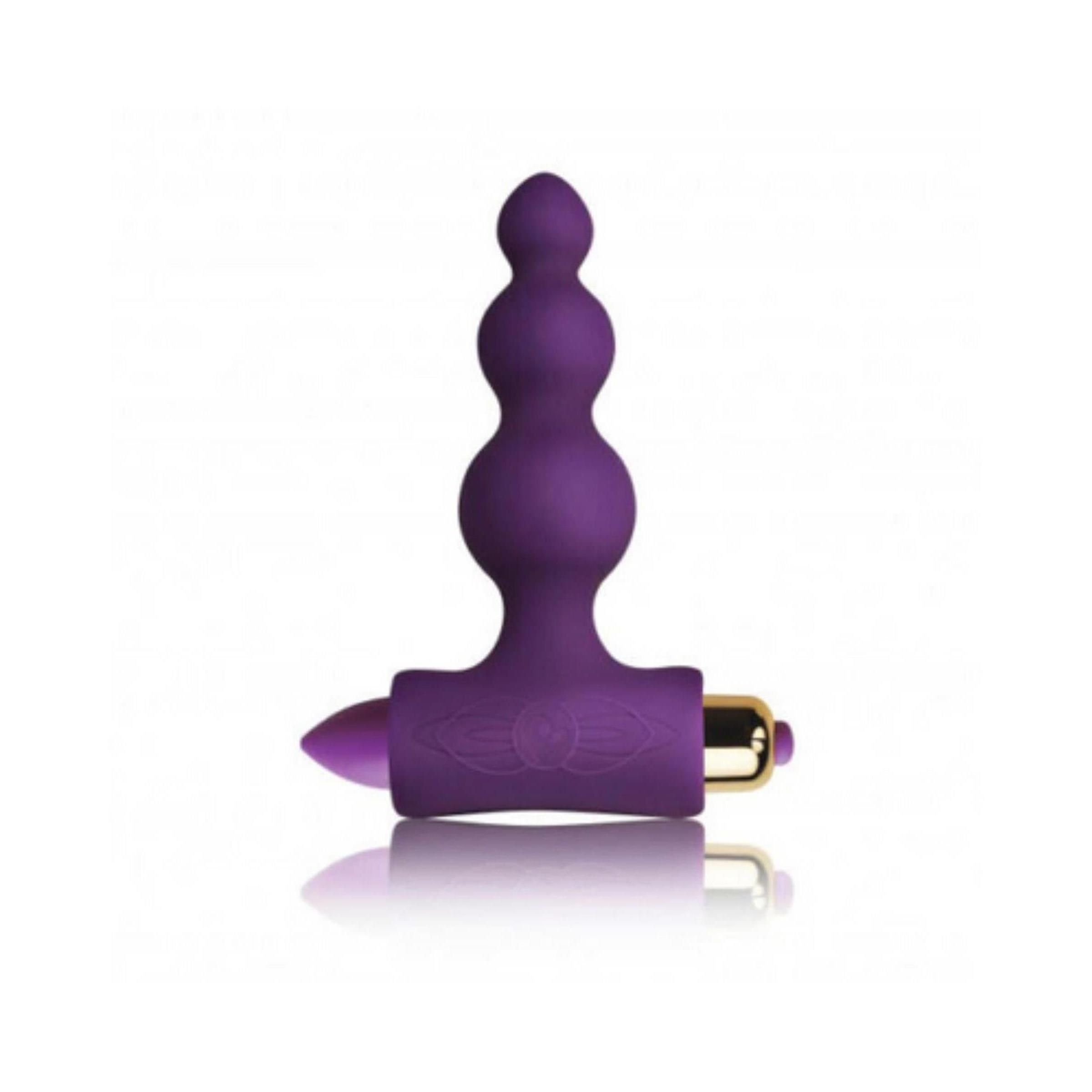 Lila Vibrations-Butt-Plug mit kugelförmigem Schaft und kegelförmiger Spitze. Goldfarbener Akzent am Ende. Auf weißem Hintergrund.