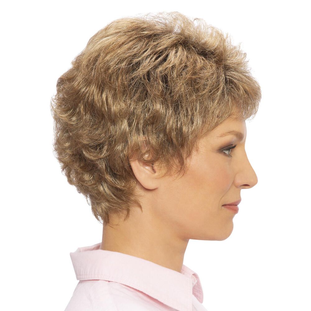 Kurzhaarperücke in Blondtönen. Seitenansicht einer Frau mit Perücke. Rosa Hemd.