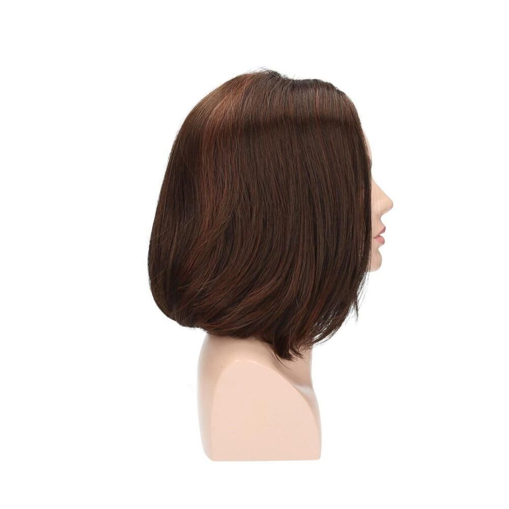 Braune Perücke auf einem Schaufensterkopf. Mittellange, glatte Haare. Seitenansicht.