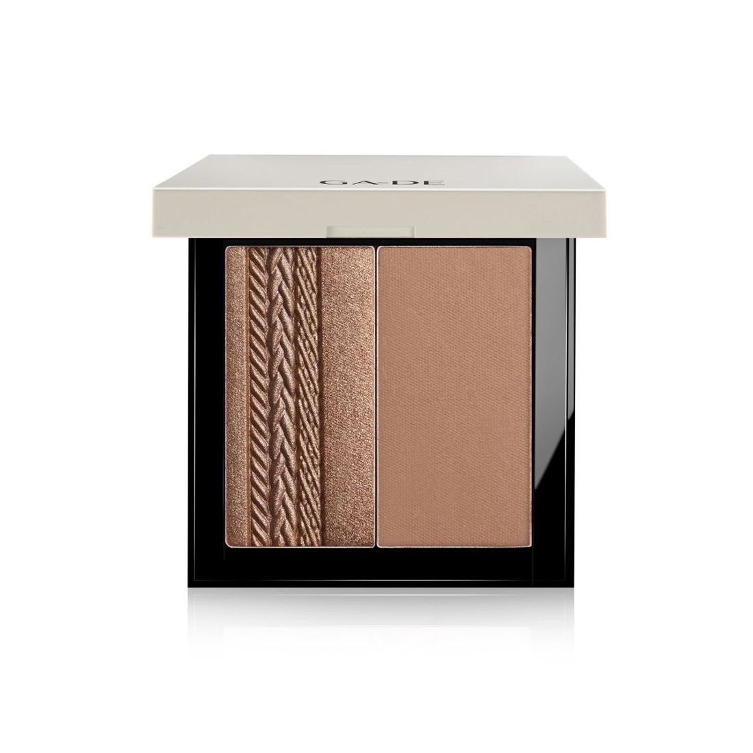 Ga-De Velveteen Contour Blush. Kompakte Kosmetik mit drei Farbtönen. Deckel mit Markenlogo. Schwarzer Rahmen.