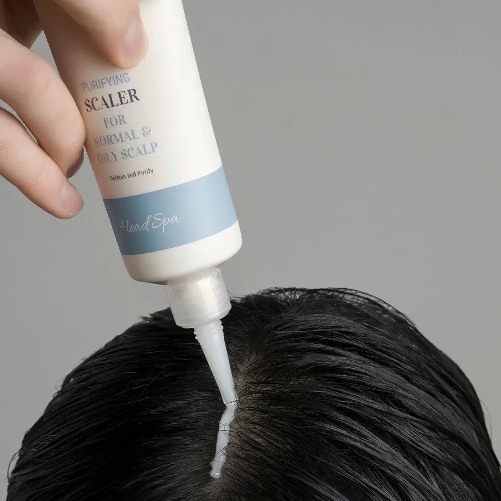 Tube mit Aufschrift: Purifying Scaler, für normale und fettige Kopfhaut. Produkt wird auf Kopfhaut aufgetragen.
