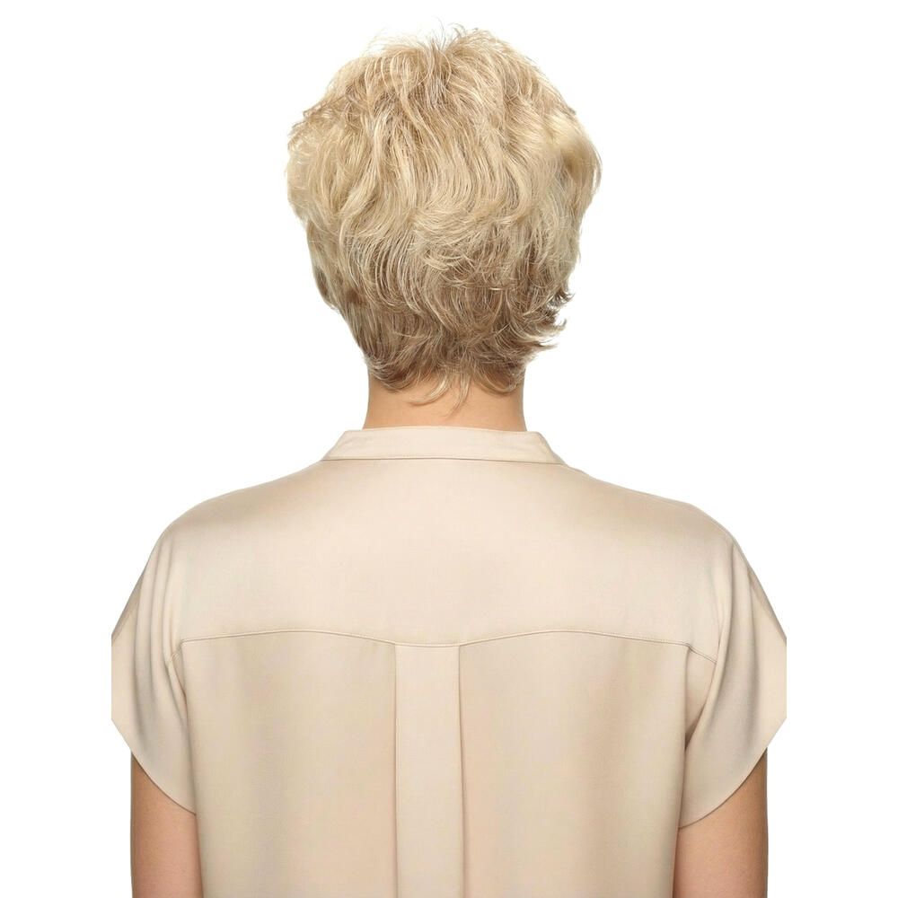 Blonde Kurzhaarperücke. Rückansicht. Die Perücke hat eine wellige Struktur.