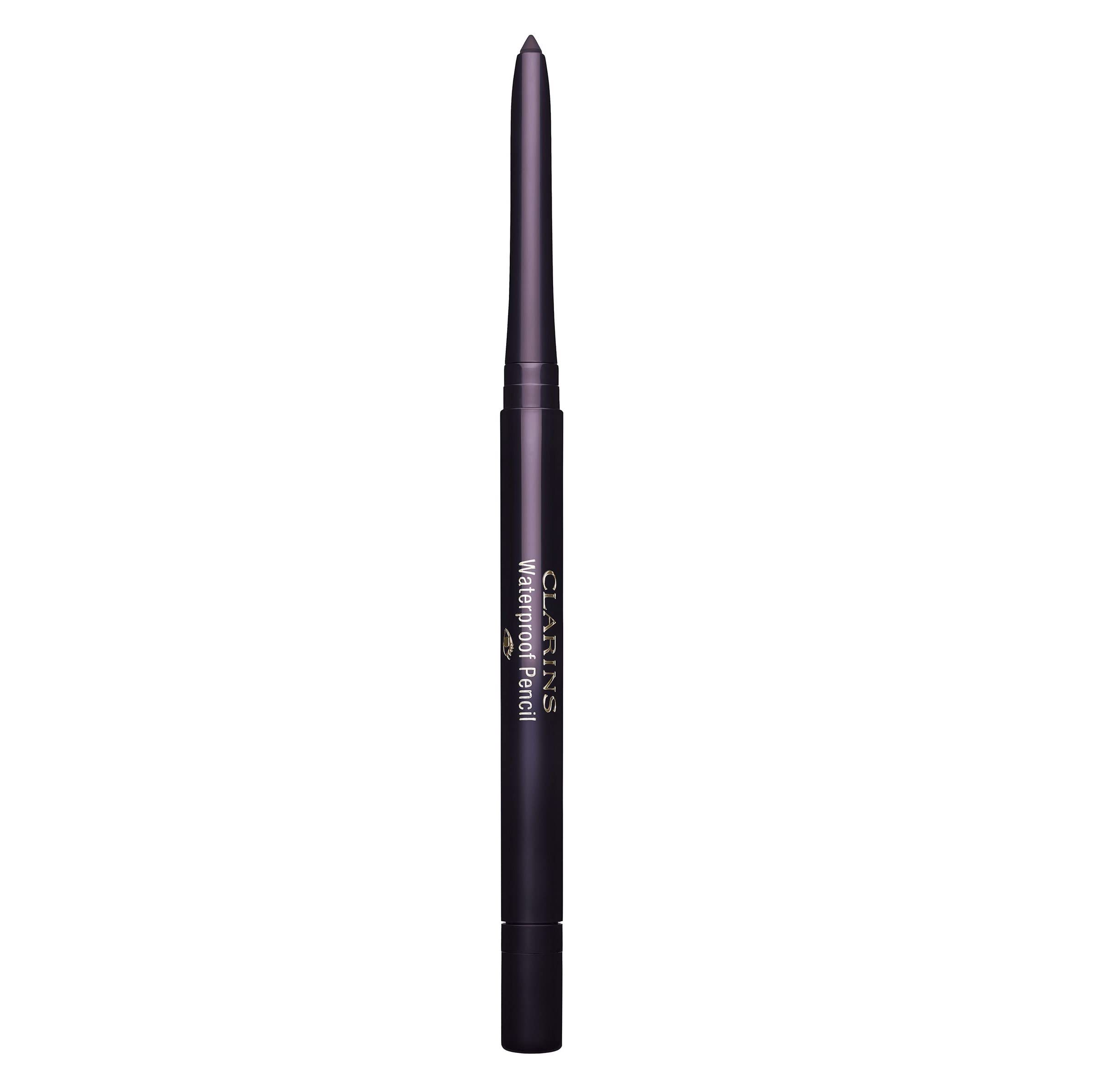 Clarins Waterproof Pencil. Dunkelvioletter Stift mit offener Spitze. Produktbezeichnung auf dem Stift.