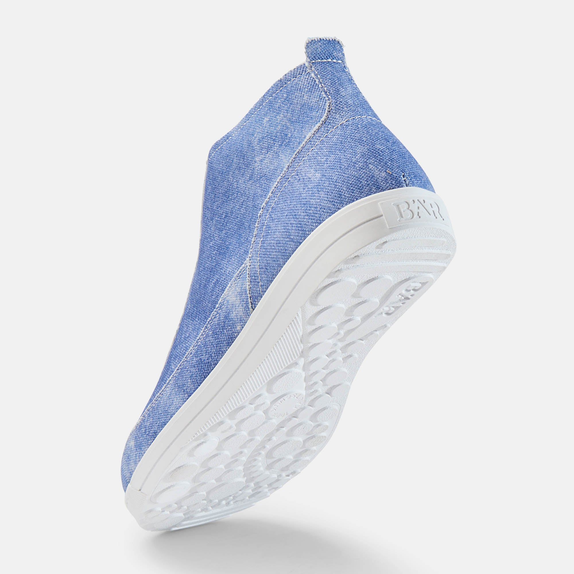 Blaue Stiefelette mit weißer Sohle. Hellblauer Jeansstoff. Unteransicht der Sohle. Innenfutter aus hellem Stoff.