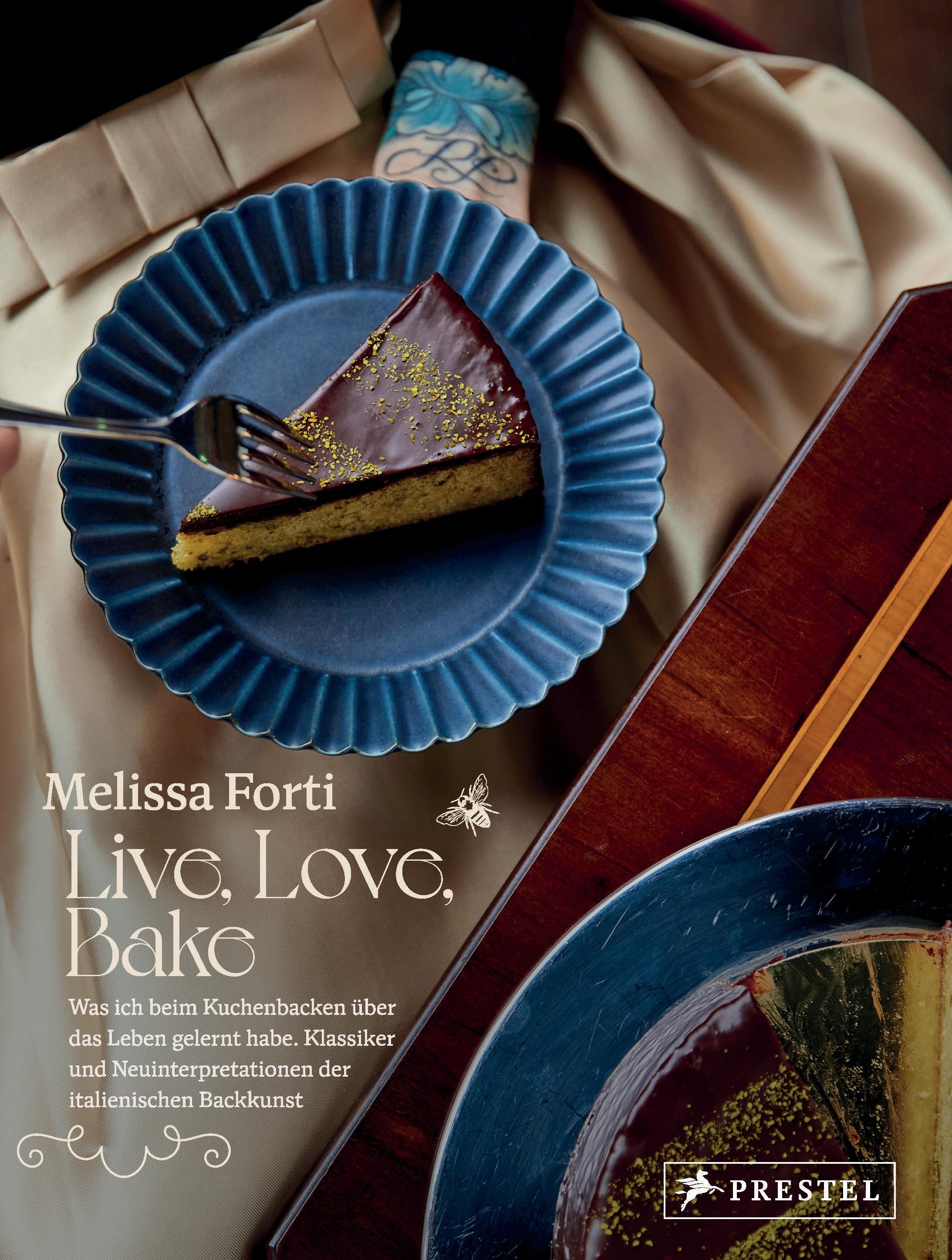 Buchcover mit Titel „Live, Love, Bake“. Ein Kuchenstück auf blauem Teller. Autorin: Melissa Forti. Verlag: PRESTEL.