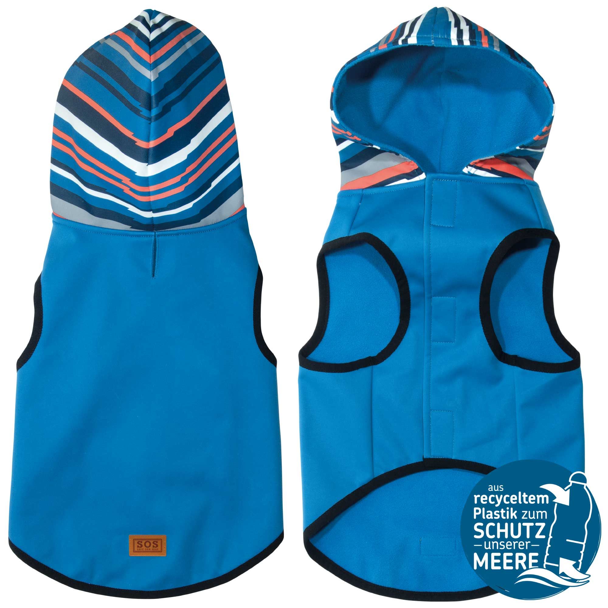 Blaue Hundejacke mit Kapuze. Kapuze mit Streifenmuster. SOS-Logo. Text: Aus recyceltem Plastik zum Schutz unserer Meere.