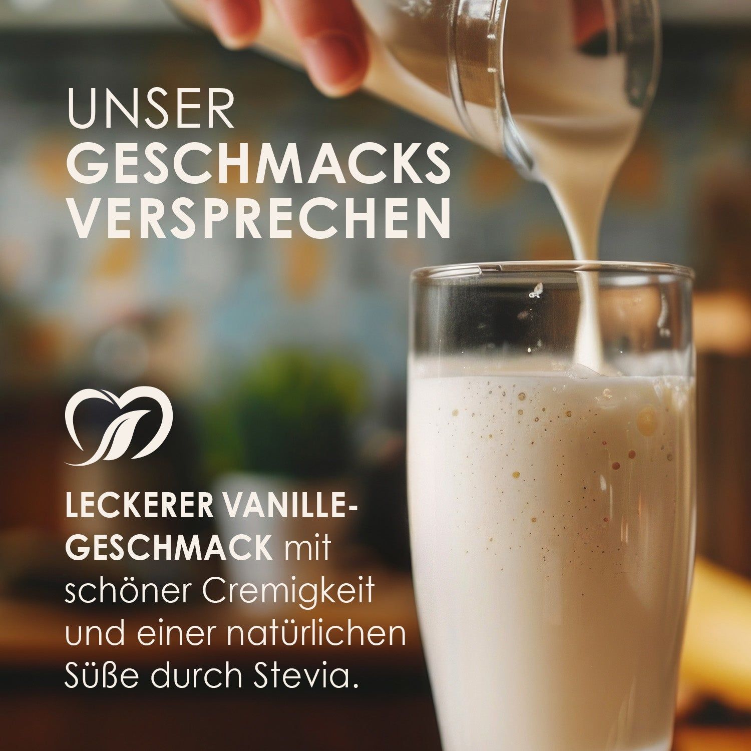 Glas mit Vanille-Protein-Shake, der aus einer Kanne gegossen wird. Text: "Leckerer Vanillegeschmack mit schöner Cremigkeit".