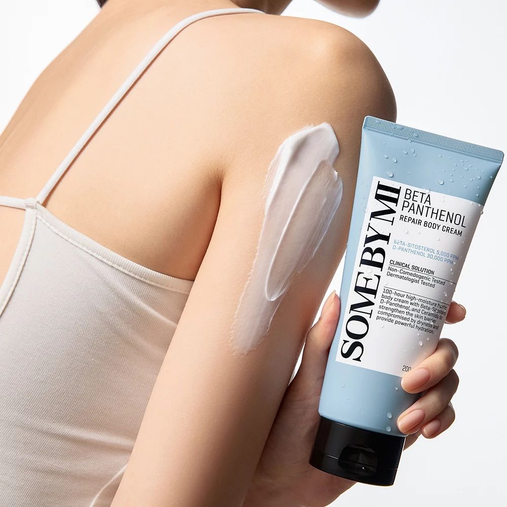 Helle Haut mit aufgetragener Creme. Blaue Tube mit schwarzem Deckel, Produktname und Text. Creme auf dem Arm.