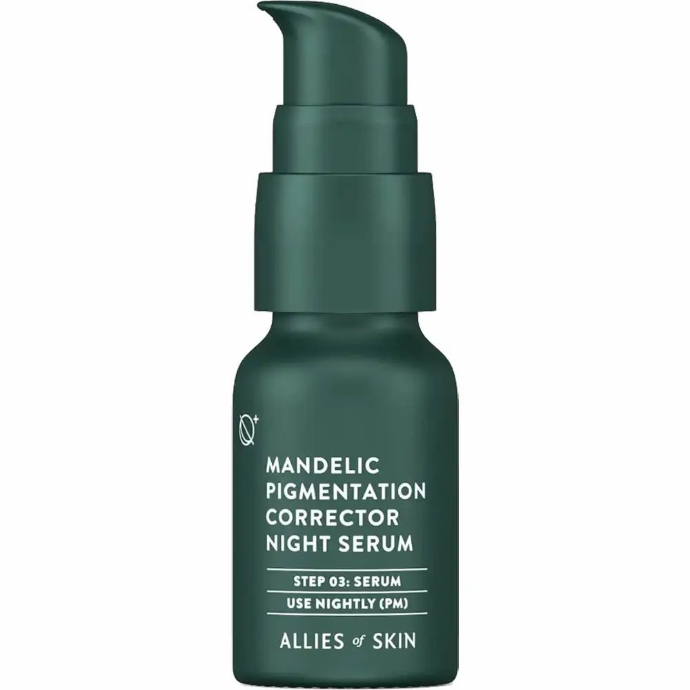 Grüne Flasche mit Pumpe. Text: Mandelic Pigmentation Corrector Night Serum. Schritt 03, Serum, abends anwenden. Marke: ALLIES OF SKIN.