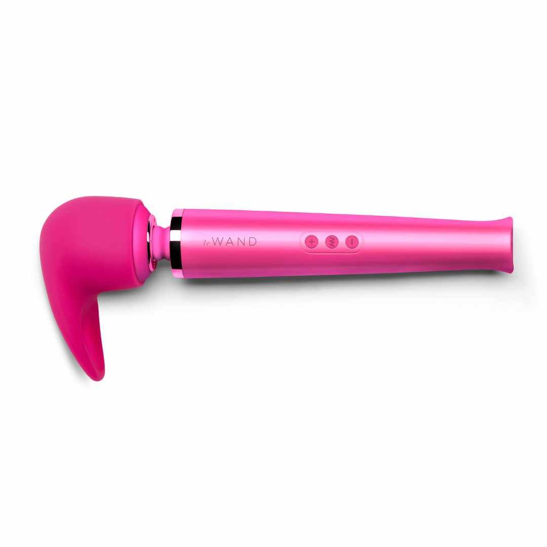 Rosa Massagegerät mit abgewinkeltem Aufsatz. Auf dem Gerät steht "WAND".