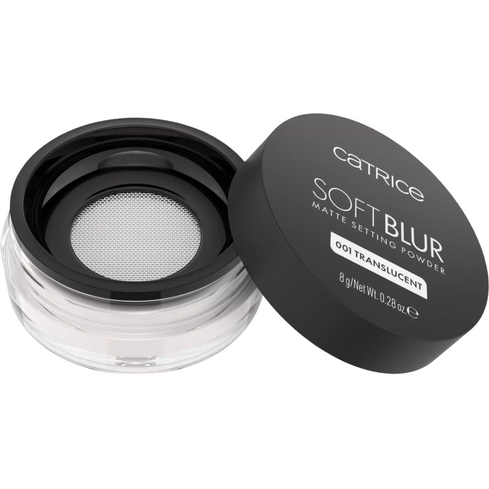 Catrice Soft Blur Mattierendes Fixierpuder. Dose geöffnet, Deckel daneben. Sieb im Inneren. Aufschrift: 001 Translucent, 8 g/Net Wt. 0.28 oz.e.