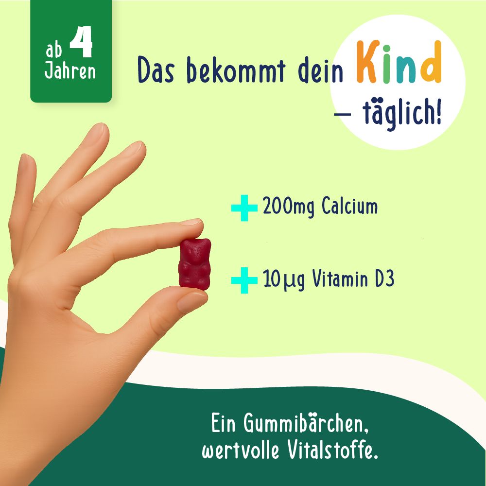 Hand hält ein Gummibärchen. Text: ab 4 Jahren, Das bekommt dein Kind - täglich! 200mg Calcium, 10µg Vitamin D3. Ein Gummibärchen, wertvolle Vitalstoffe.