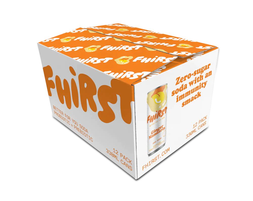 Karton mit FHIRST-Logo und Produktabbildung. Enthält 12 Dosen FHIRST Living Soda Ginger-Mandarin. Text: Zero-sugar soda.