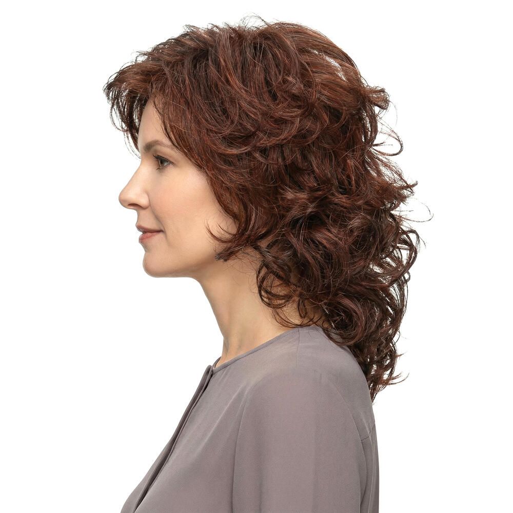 Profil einer Frau mit rotbrauner, gewellter Perücke. Graues Oberteil. Heller Hintergrund.