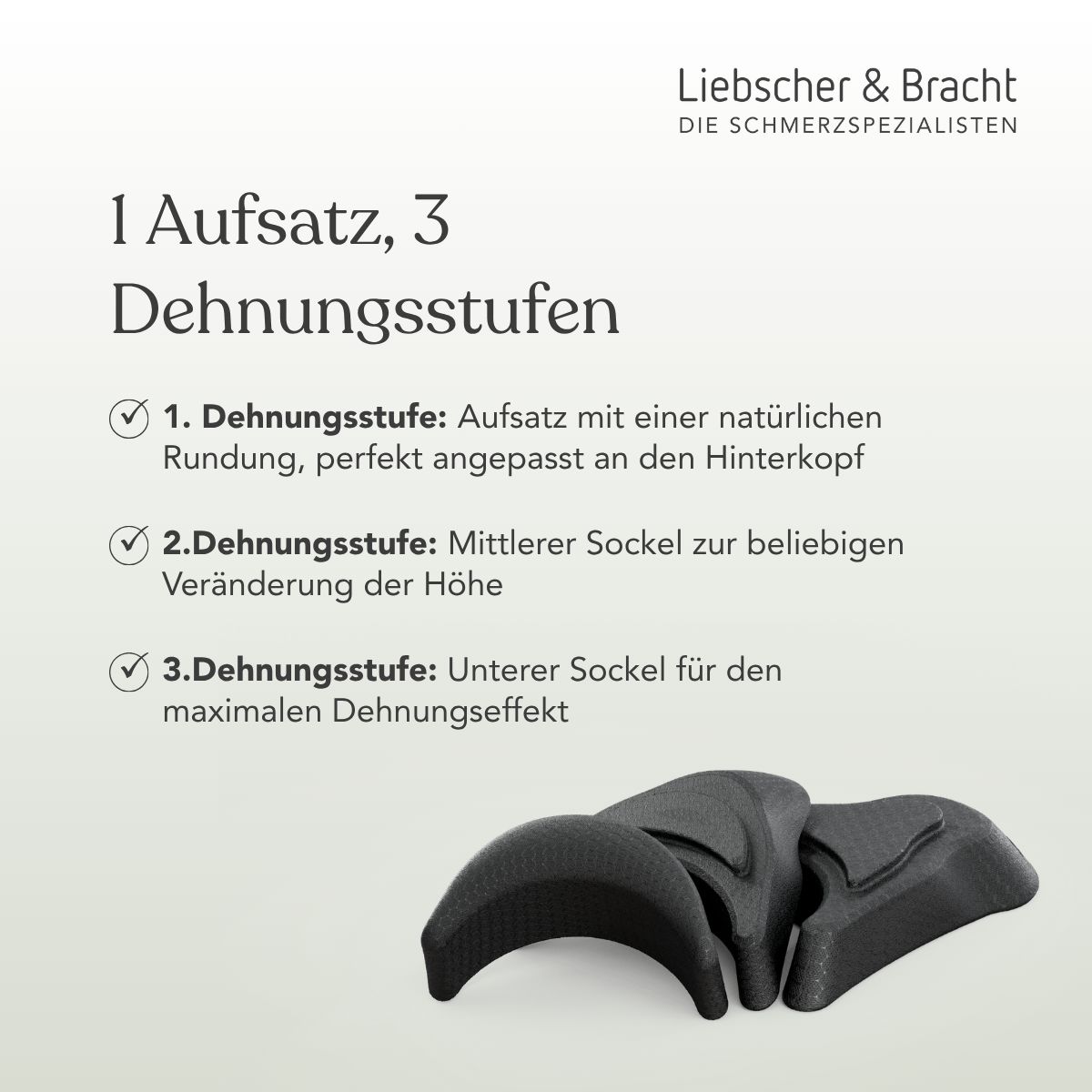 Drei schwarze Nackenretter-Teile mit Wabenstruktur, gestapelt. Text: 1 Aufsatz, 3 Dehnungsstufen.