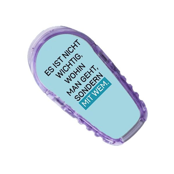 Aufkleber mit lila Rahmen und blauem Hintergrund. Text: Es ist nicht wichtig, wohin man geht, sondern mit wem.