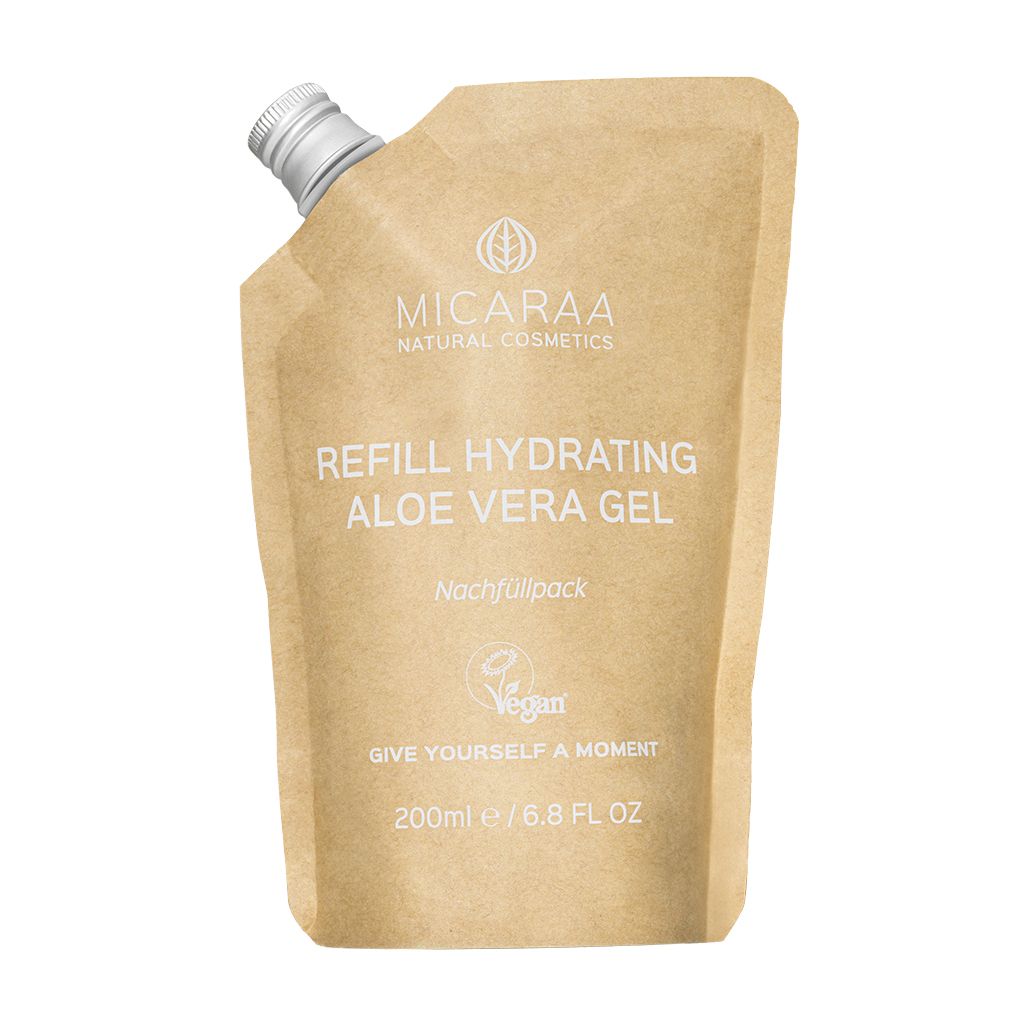 Nachfüllpackung MICARAA Aloe Vera Gel. Braune Papierverpackung mit silbernem Verschluss. Text: REFILL HYDRATING ALOE VERA GEL, Vegan-Siegel.