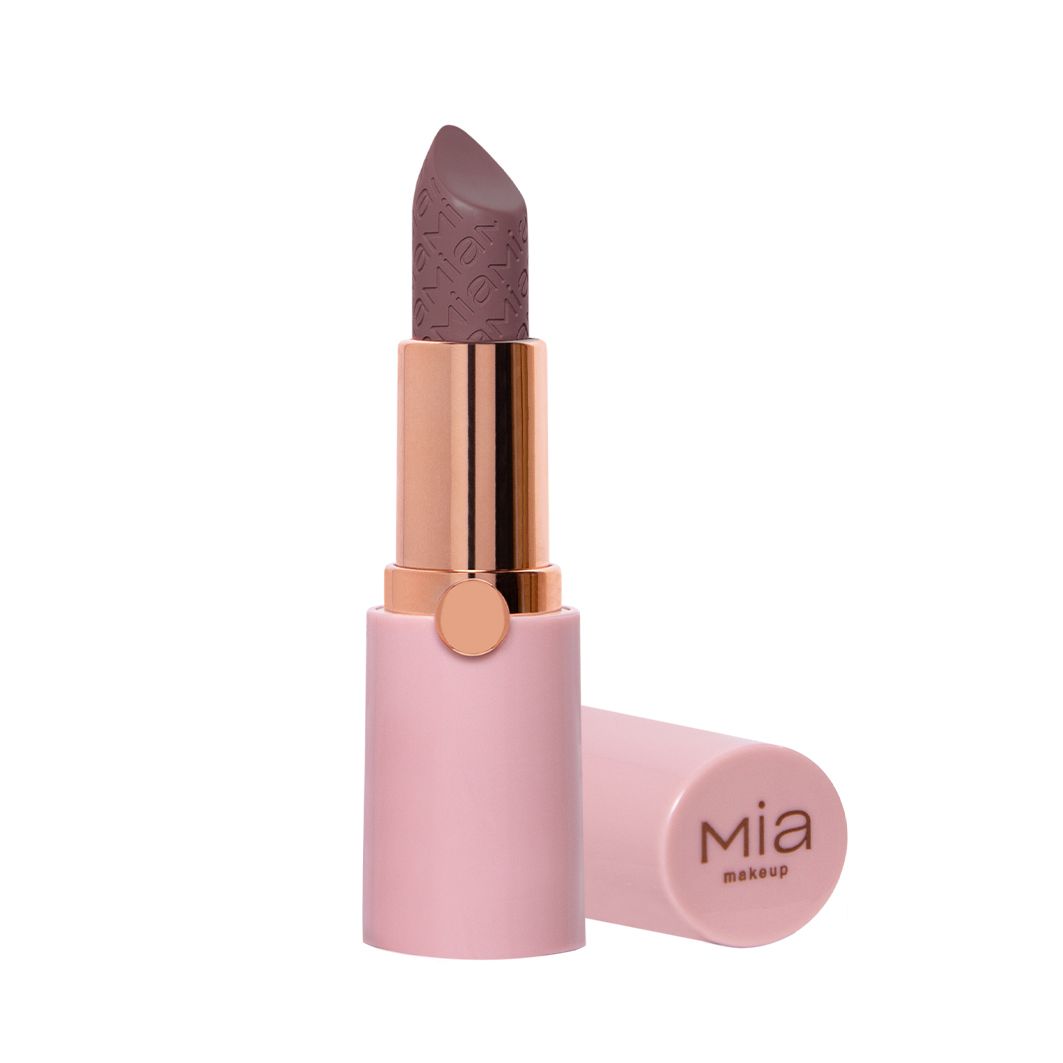 Rossetto con astuccio rosa e anello dorato. Il rossetto è aperto, mostrando la punta grigio-marrone. Il nome "mia makeup" è visibile.