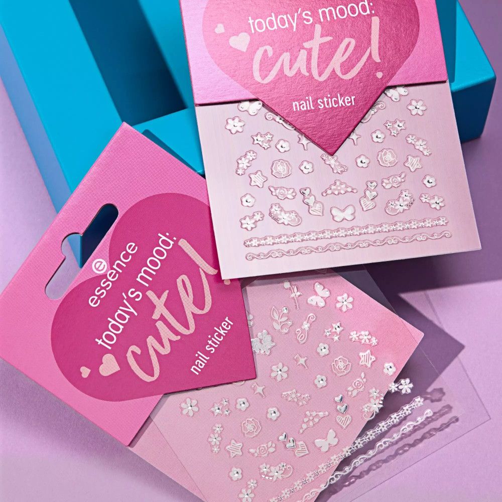 Zwei Packungen Nagelsticker. Rosa Verpackung mit Text: today's mood: cute! Nagelsticker. Verschiedene Designs.