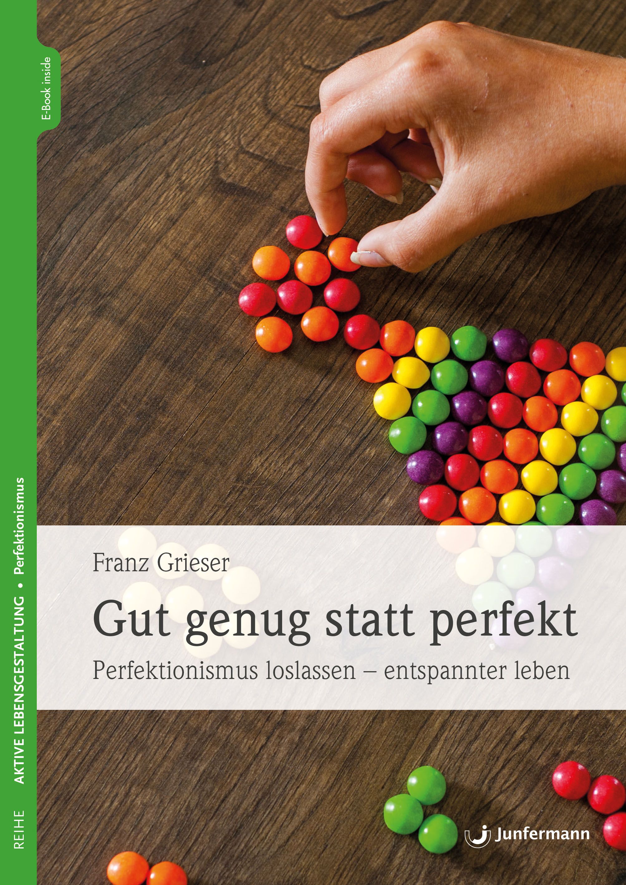 Buchcover mit Titel "Gut genug statt perfekt". Hand sortiert bunte Süßigkeiten auf Holzgrund. Autor: Franz Grieser.