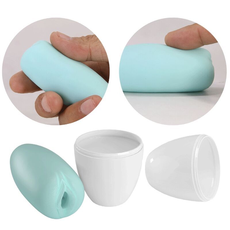 Hellblaues Masturbationsgerät und weißer Behälter. Produkt wird in der Hand gehalten.